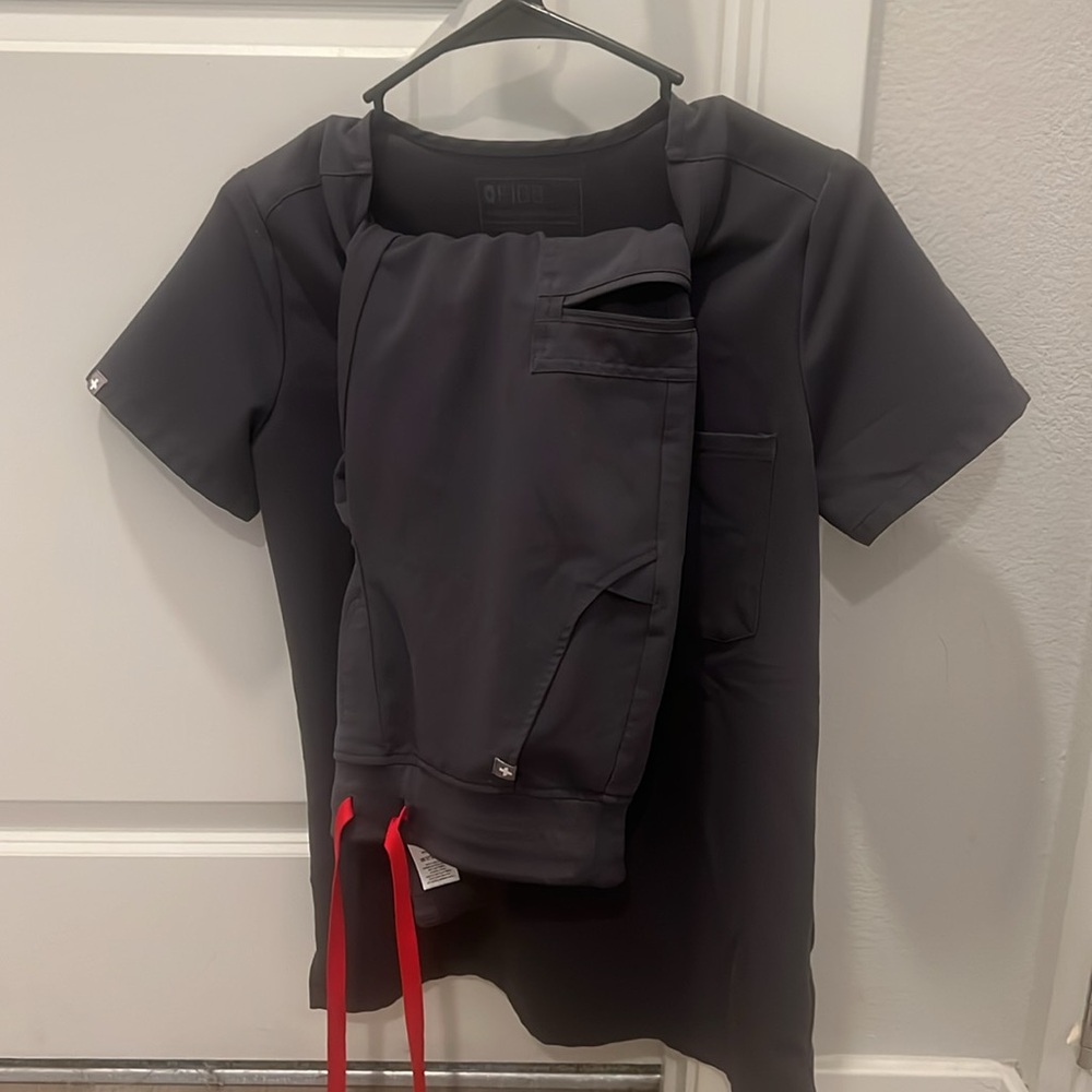 Figs Gray Short Sleeve scrub top & jogger bottoms